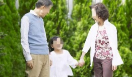 娱乐吃瓜酱老爷爷打伞,娱乐界新潮流