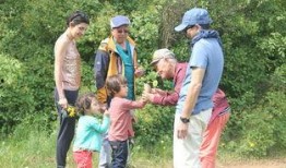 娱乐吃瓜酱老爷爷打伞,娱乐界新潮流